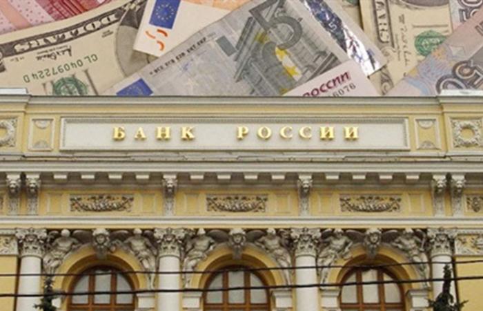 المركزي الروسي يخفض معدل الفائدة للسيطرة على الروبل