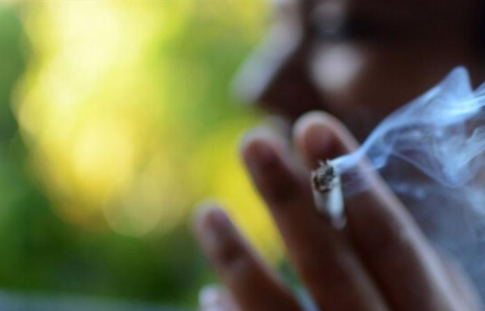 اكتشاف صلة بين التدخين وزيادة خطر إصابة الرجال بمرض 'كان يُعتقد أنه مرض نسائي'