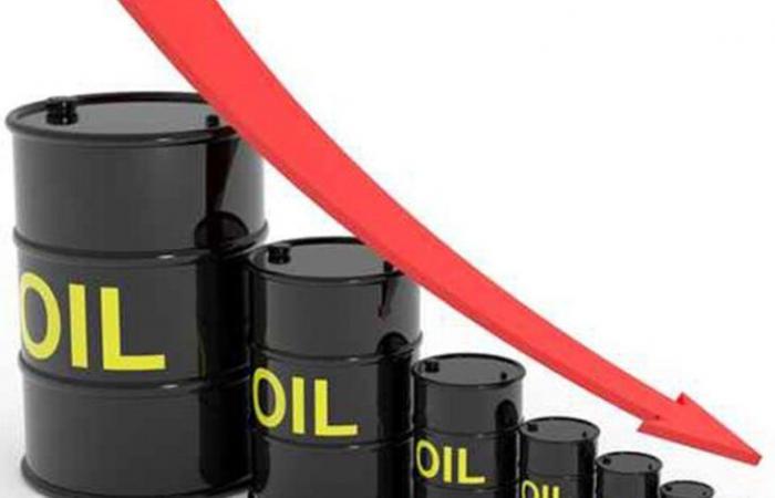 أسعار النفط العالمية تواصل هبوطها