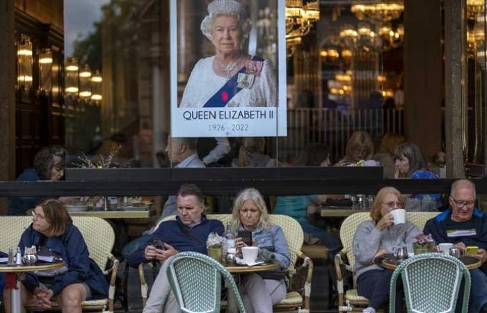 بالصور: وفاة الملكة يُنعش اقتصاد لندن