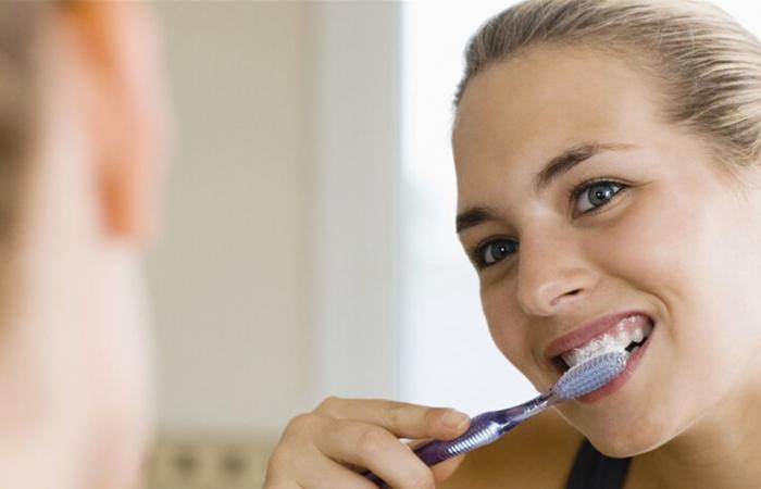 تجنبوا هذه العادة الشائعة عند تنظيف أسنانكم
