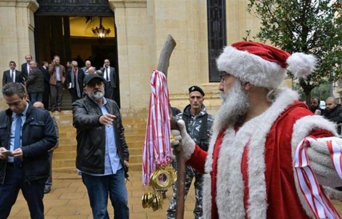 "بابا نويل" في مجلس النواب... هل حصل النواب على هداياهم باكراً؟
