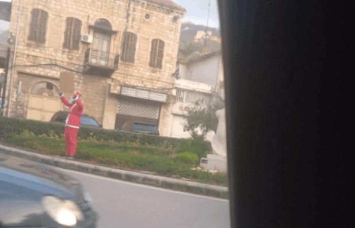 أخفى هويته بلحية "بابا نويل".. شاهدوا ماذا حصل في ساحة جونية (صورة)