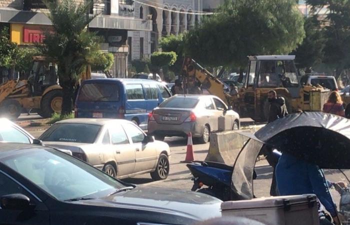 بـ"الجرافات".. مواطنون يقطعون طريقاً في طرابلس