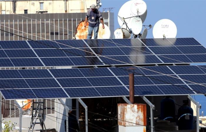 سارق "ألواح طاقة شمسيّة" بقبضة "قوى الأمن".. في أيّ منطقة نفذ أعماله؟
