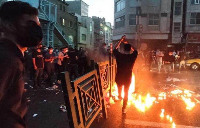 “هذا عام دم وسيُطاح المرشد”… التظاهرات الليلية تعمّ إيران