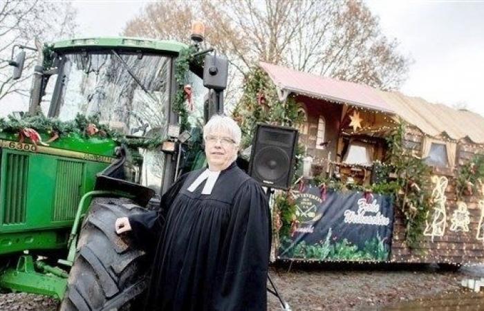 قس ألماني يقيم قداس عيد الميلاد على عربة مقطورة