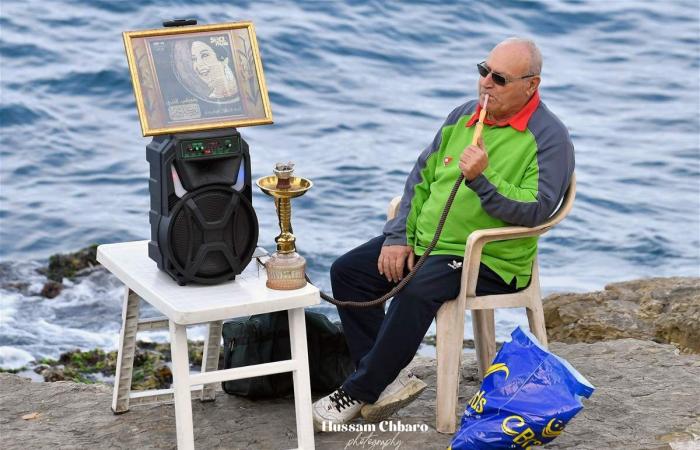 عند شاطئ بيروت.. رجلٌ يُتألق مع "أم كثلوم" أمام البحر (صور)