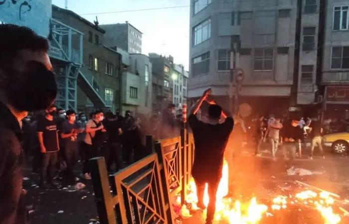في الذكرى الثالثة لمقتله… إيران تحرق تماثيل وصور سليماني