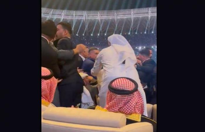 بالفيديو: انسحاب الوفد الكويتي من “خليجي 25” بعد فوضى أمنية