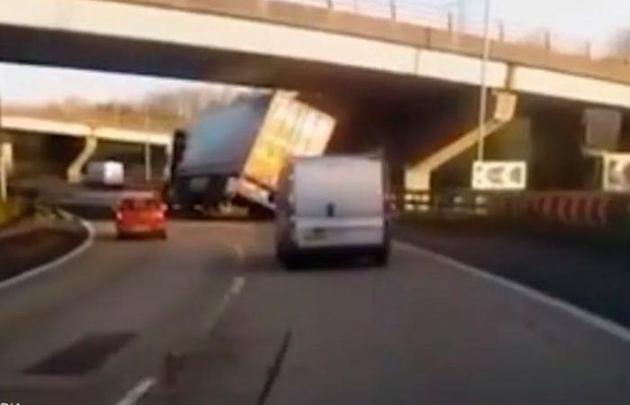 بالفيديو: حادث إثر انقلاب شاحنة يحبس الأنفاس في بريطانيا ‏