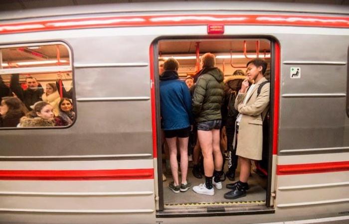 ركاب مترو لندن يحتفلون بالمهرجان السنوي يوم بدون سراويل