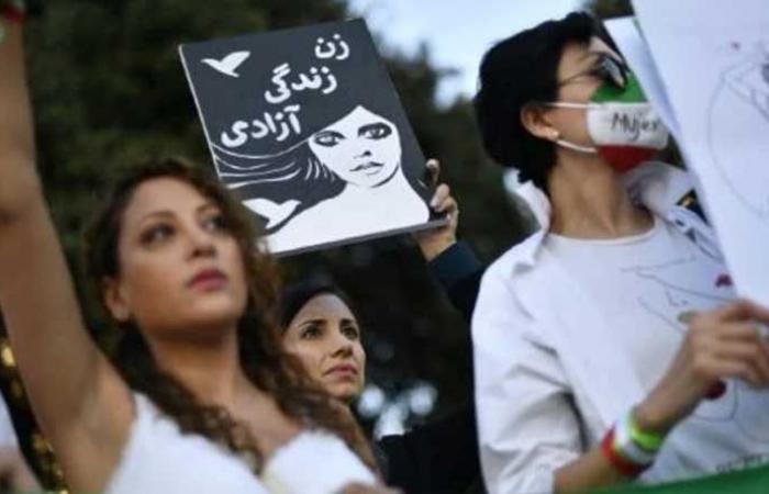 سكن الطالبات في جامعة طهران يصدح بـ”الموت للديكتاتور”
