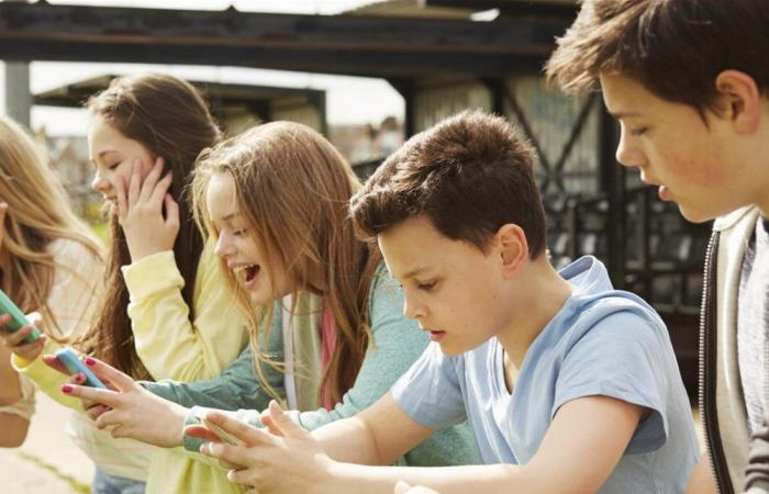 هل مواقع التواصل الاجتماعي خطرة على أدمغة المراهقين؟