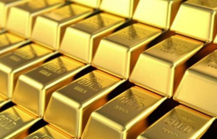 بريق الذهب يخفت مع ارتفاع الدولار