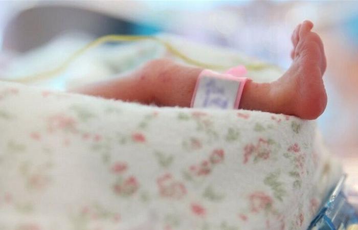 في بريطانيا.. ولادة أول طفل يحمل حمضا نوويا من 3 أشخاص