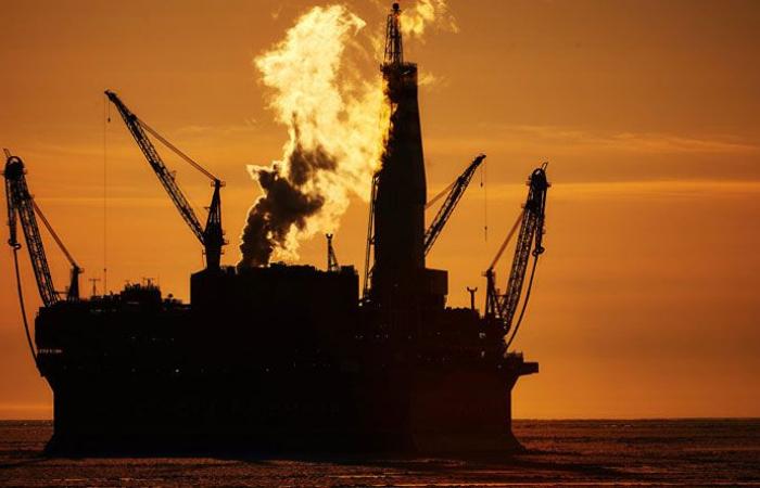 أسعار النفط العالمية تسجّل أول مكاسب أسبوعية منذ شهر