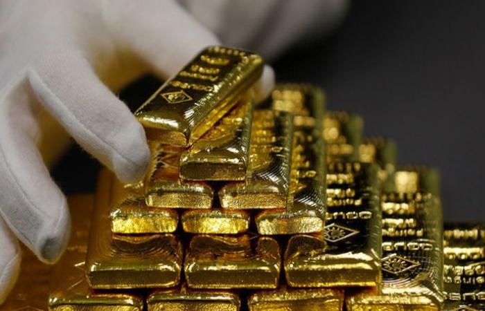 الذهب يتجه لأسوأ أداء شهري في 7 أشهر بسبب مخاوف الفائدة
