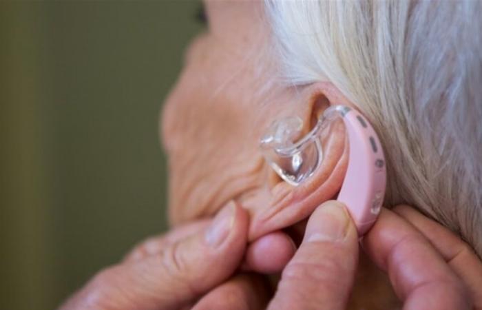 ضعف السمع يرفع خطر الإصابة بالخرف.. لهذا السبب
