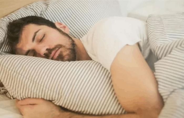 تحذير مهم.. هذا ما يفعله النوم على البطن بصحتك
