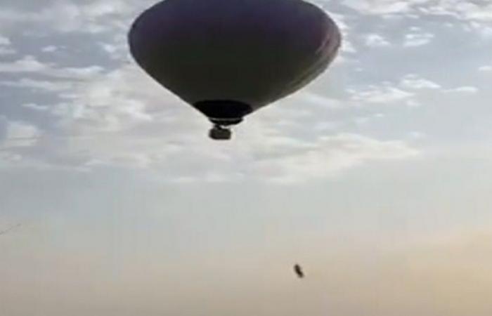 حادثة مرعبة... سقط من ارتفاع كبير بعدما علق بمنطاد هوائيّ! (فيديو)