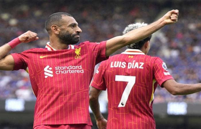 بالصورة.. صلاح يحصل على جائزة كبرى في الدوري الإنكليزي