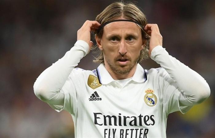 بالصور.. مودريتش يغادر ريال مدريد باكيا