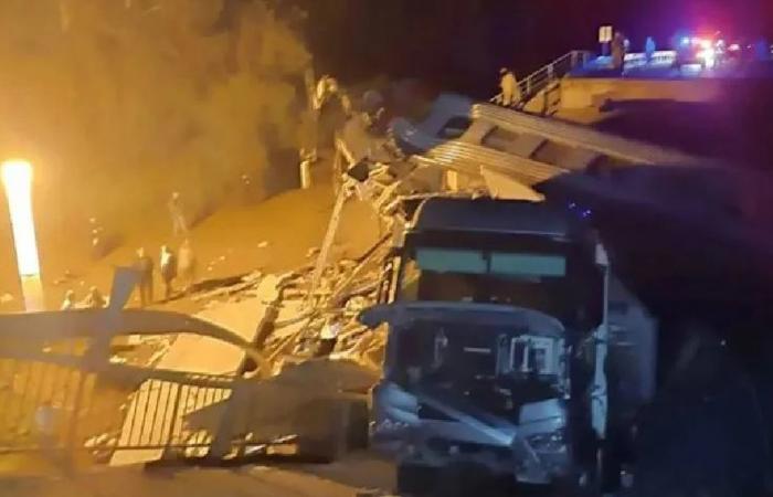 قتلى بانهيار جسر فوق قطار في روسيا!