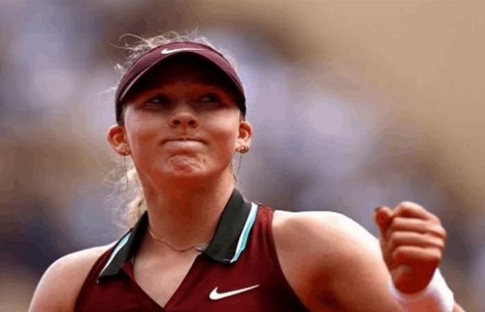 لم تتمالك أعصابها.. لاعبة تنس ضربت الجماهير بالكرة بعد خسارة مفاجئة (فيديو)