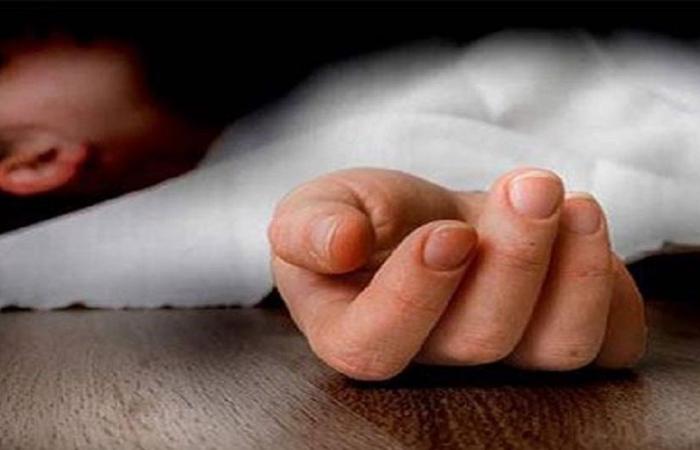 رجل يطعن طفليه حتى الموت