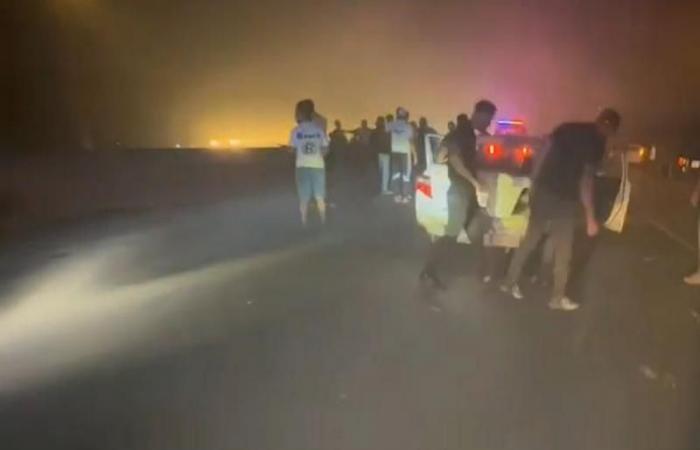 بالصورة- حريق يتسبب بتصادم سيارات وآلية للجيش