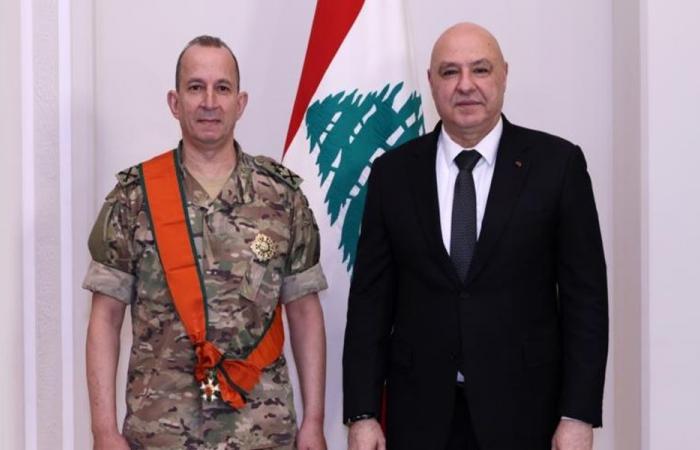 وسام من عون لقائد الجيش