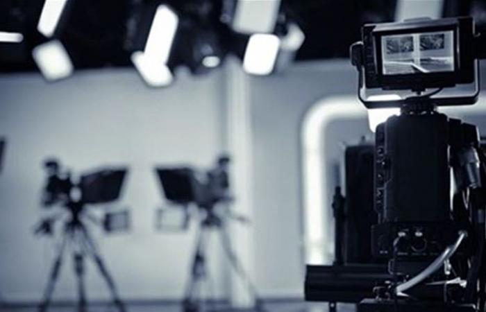 مسلّح اقتحم قناة تلفزيونيّة... ماذا فعل مقدّم برامج شهير بزوجته؟