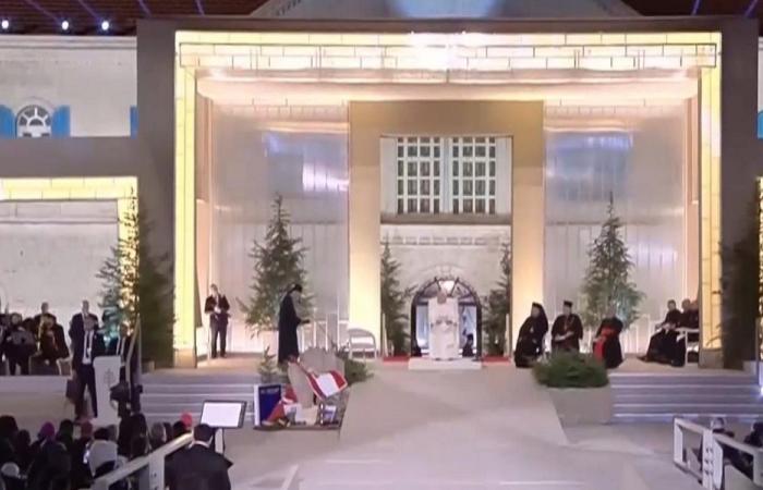 البابا بلا زجاج عازل بين الشبيبة في بكركي (فيديو)