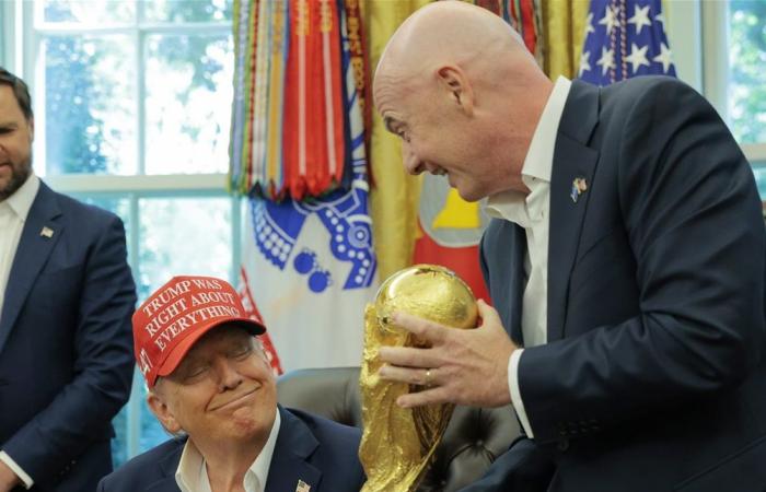قرعة كأس العالم 2026.. حدث عالمي مشحون بالإثارة والسياسة وجائزة "سلام" خاصة لترامب؟