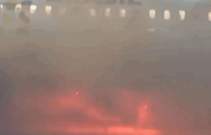 بالفيديو.. طائرة تشتعل بعد صعود الركاب إليها (فيديو)