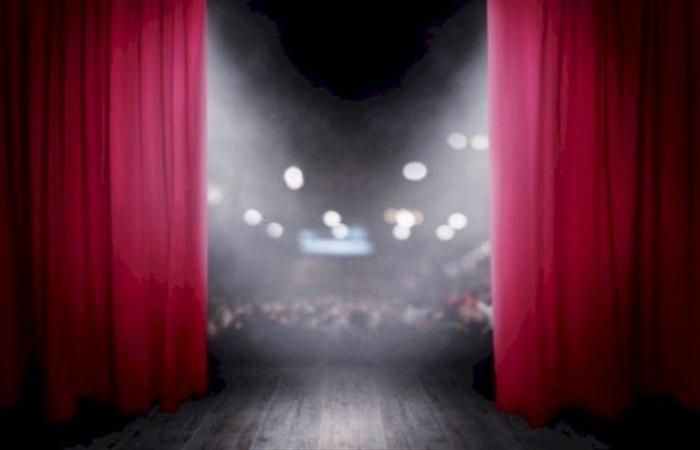 تعرّض لموقف محرج جداً.. فتاة تطلب الزواج من فنان شهير على المسرح وهكذا أجابها (فيديو)