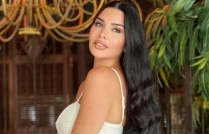 من أمام الأهرامات.. عارضة أزياء لبنانية بإطلالة جديدة (صور)