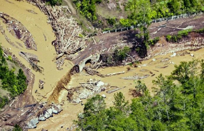 883 قتيلاً في فيضانات إندونيسيا