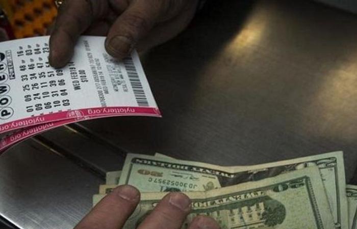 بسبب جدته.. رجل يفوز بمليون دولار إليكم ما حصل معه