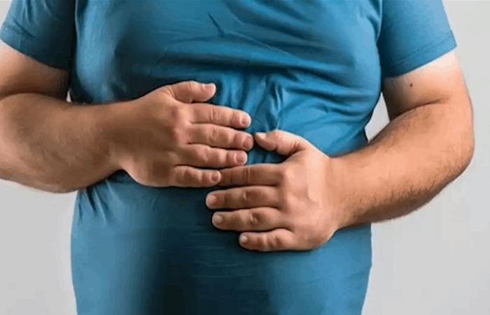 7 مشروبات تقلّل انتفاخ البطن بعد الأكل