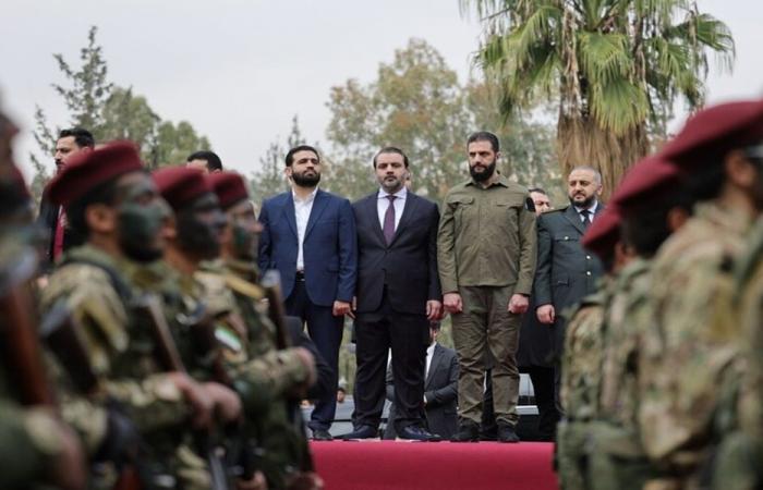 الشرع وآلاف السوريين يواكبون العرض العسكري في عيد التحرير (فيديو)