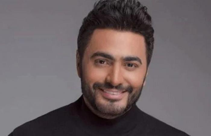 بعدما أثار أحمد سعد قلق الجمهور... مصادر تكشف وضع تامر حسني الصحيّ