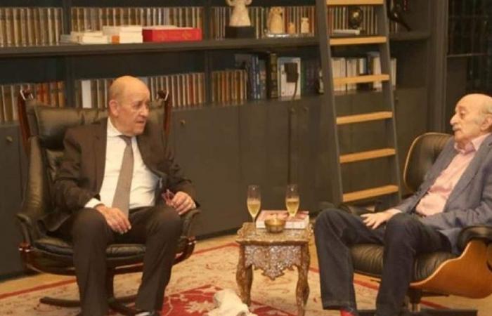 “مكوك” جنبلاط يعمل على خطين متوازيين