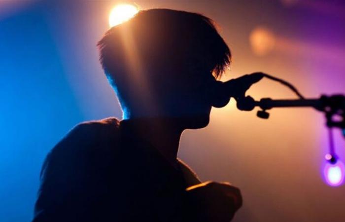 غياب عشر سنوات ثم رحيل مفاجئ… الوسط الفني يفقد هذا المطرب! (صورة)