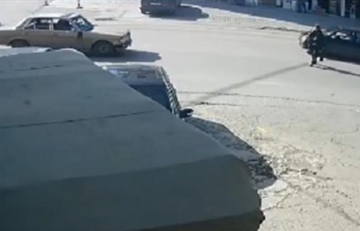 فيديو من بلدة العقبة... شاهدوا كيف صدمت سيارة إمرأة في وسط الطريق