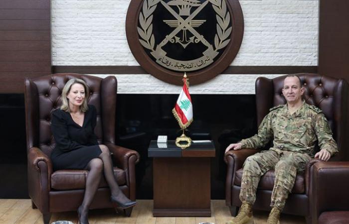 قائد الجيش بحث مع أيوب ونصار في التطورات