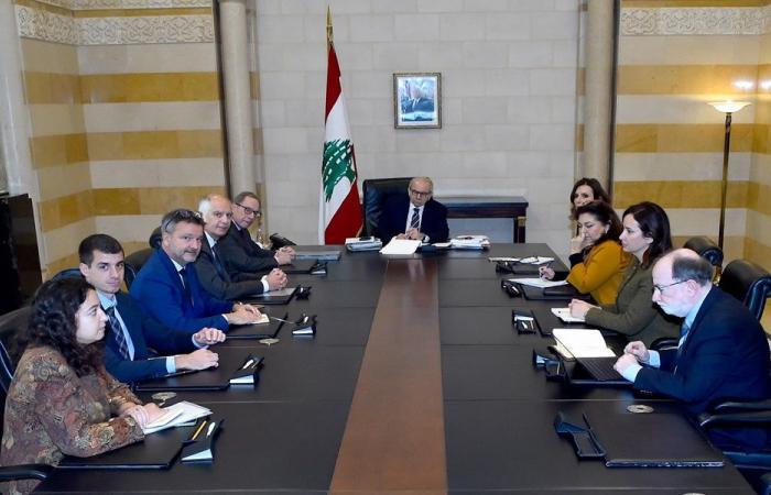 مشروع قانون الفجوة المالية بين سلام وموفد ماكرون