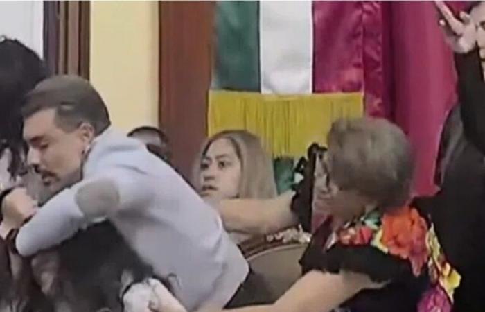 صفعات وشدّ شعر.. اشتباك بين نائبات في الكونغرس مباشرة على الهواء! (فيديو)