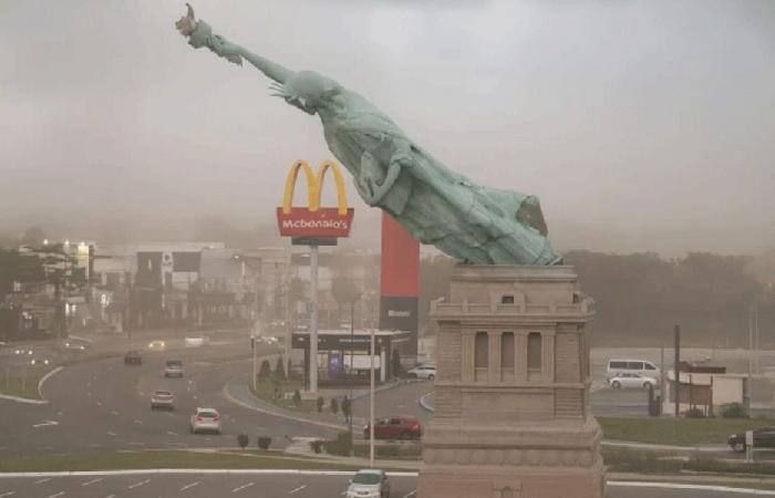 سقوط تمثال الحرية! (فيديو)